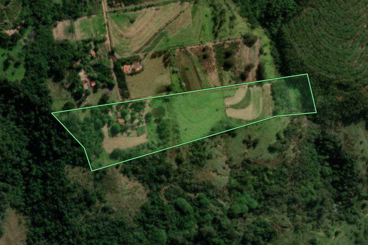 Imagem de satélite do imóvel rural em Garça (SP), com o contorno declarado no CAR desenhado por cima.