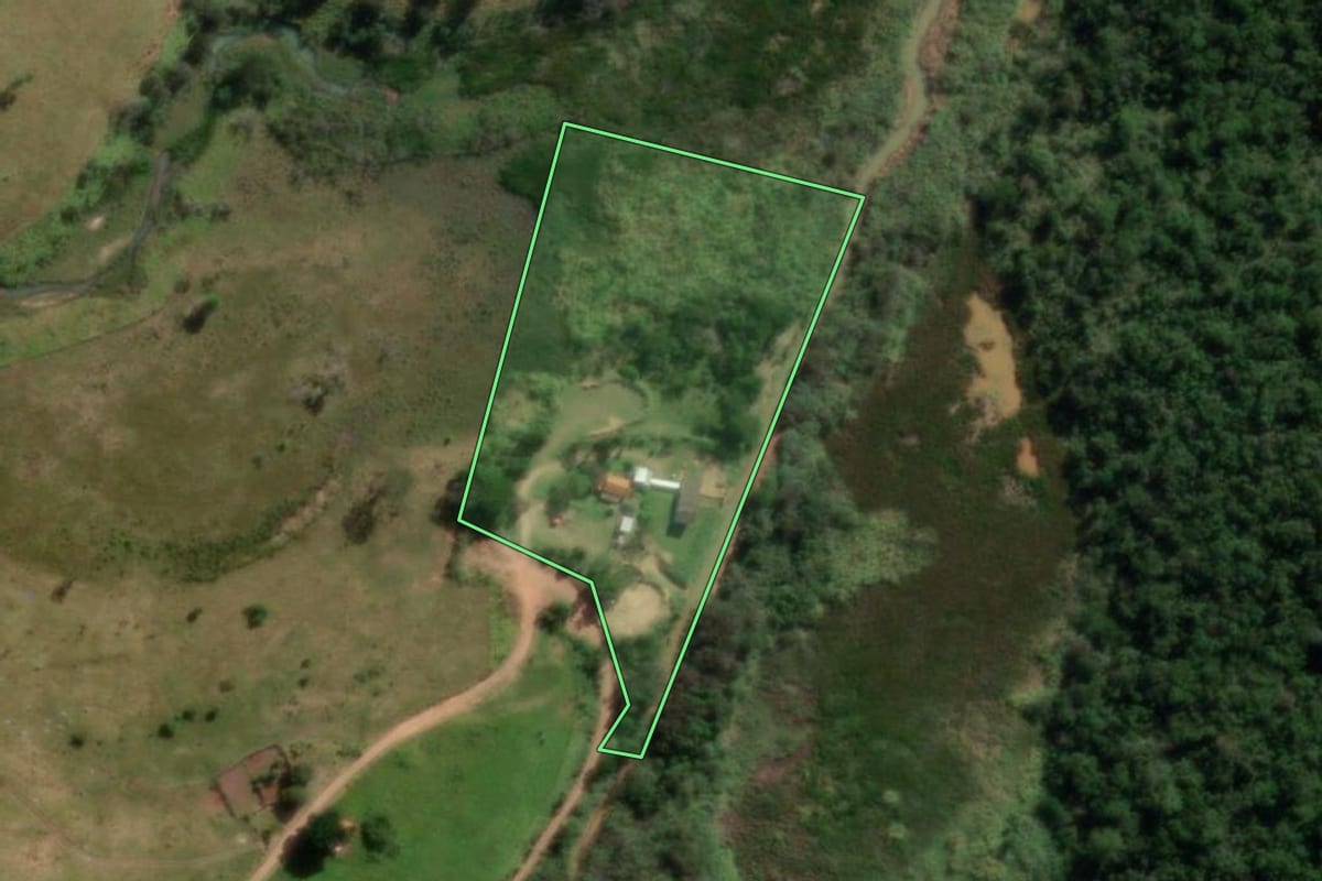 Imagem de satélite do imóvel rural em Garça (SP), com o contorno declarado no CAR desenhado por cima.