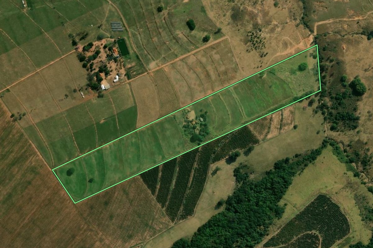 Imagem de satélite do imóvel rural em Garça (SP), com o contorno declarado no CAR desenhado por cima.