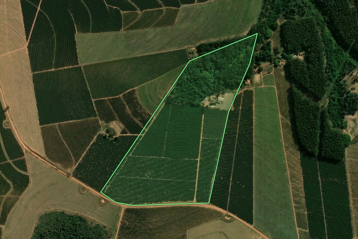Imagem de satélite do imóvel rural em Garça (SP), com o contorno declarado no CAR desenhado por cima.