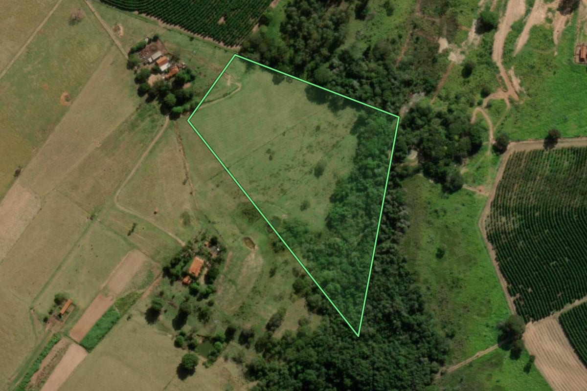 Imagem de satélite do imóvel rural em Garça (SP), com o contorno declarado no CAR desenhado por cima.