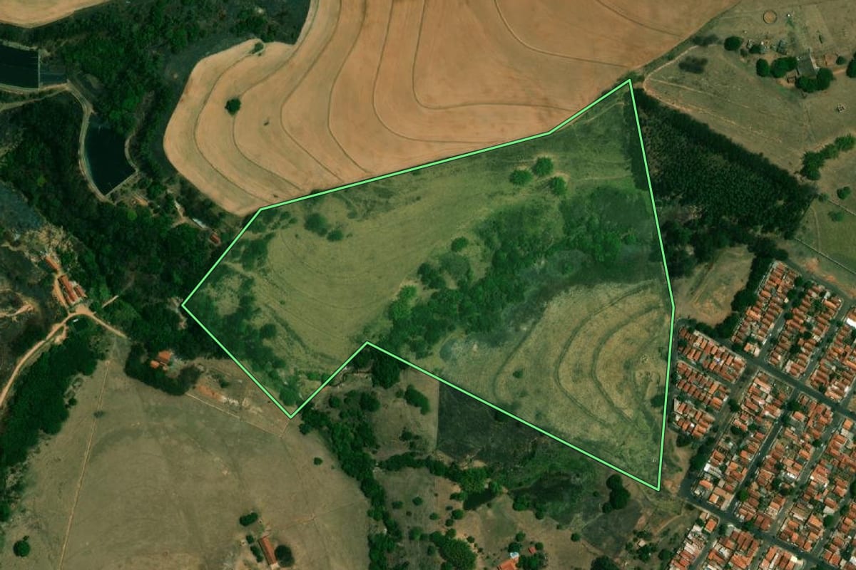 Imagem de satélite do imóvel rural em Garça (SP), com o contorno declarado no CAR desenhado por cima.