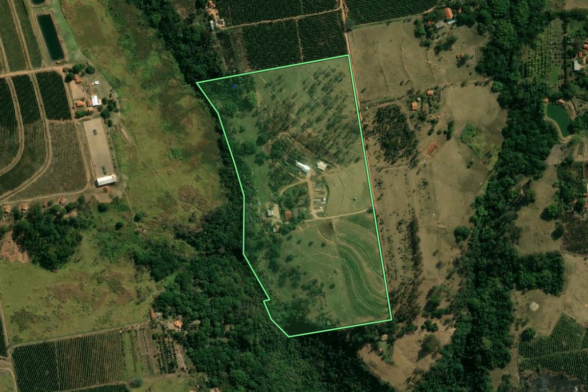 Imagem de satélite do imóvel rural em Garça (SP), com o contorno declarado no CAR desenhado por cima.