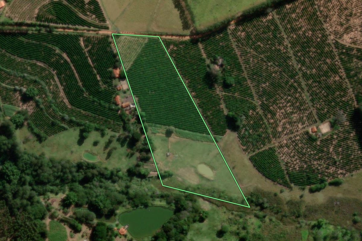 Imagem de satélite do imóvel rural em Garça (SP), com o contorno declarado no CAR desenhado por cima.