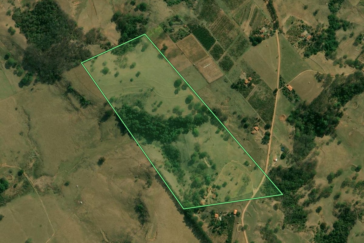Imagem de satélite do imóvel rural em Garça (SP), com o contorno declarado no CAR desenhado por cima.