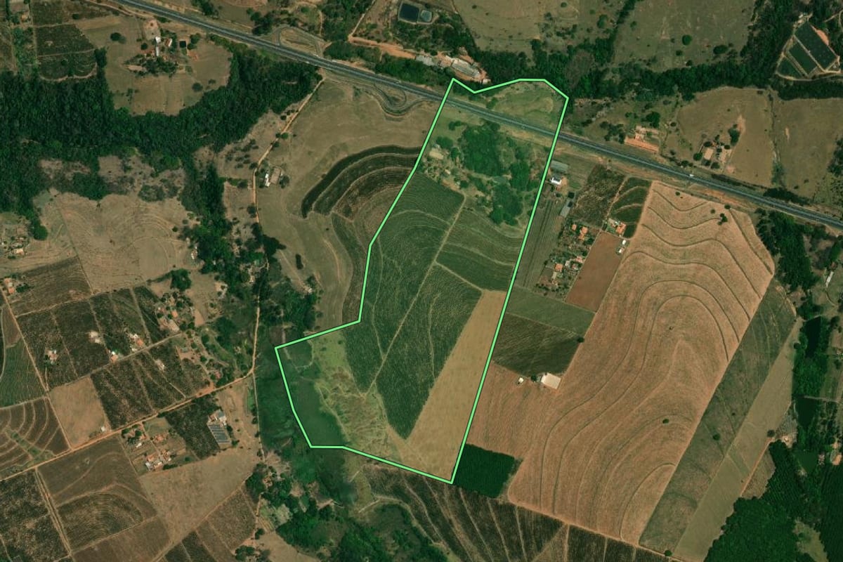 Imagem de satélite do imóvel rural em Garça (SP), com o contorno declarado no CAR desenhado por cima.