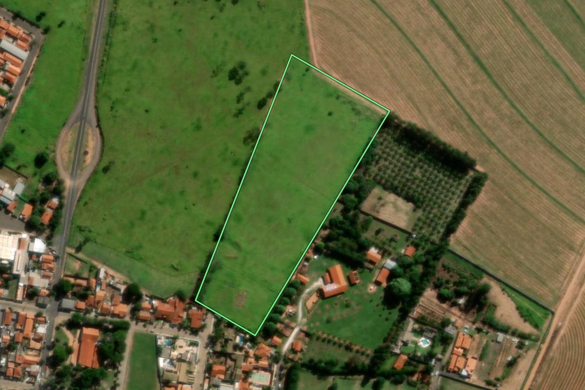 Imagem de satélite do imóvel rural em Garça (SP), com o contorno declarado no CAR desenhado por cima.