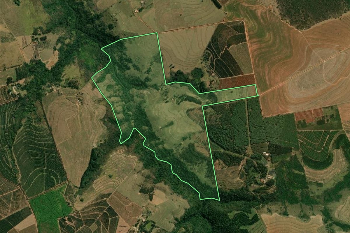 Imagem de satélite do imóvel rural em Garça (SP), com o contorno declarado no CAR desenhado por cima.