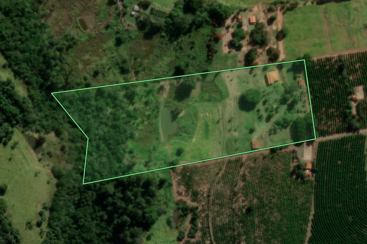 Imagem de satélite do imóvel rural em Garça (SP), com o contorno declarado no CAR desenhado por cima.