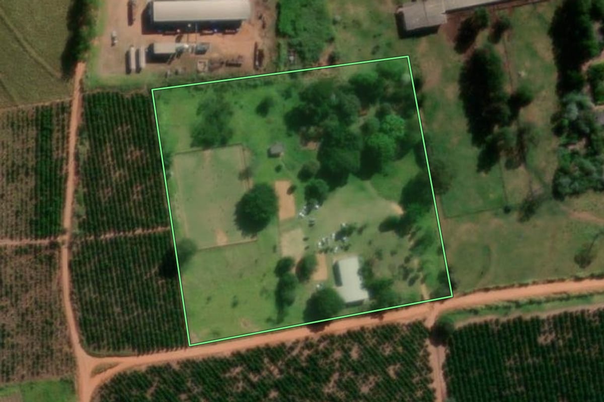 Imagem de satélite do imóvel rural em Garça (SP), com o contorno declarado no CAR desenhado por cima.