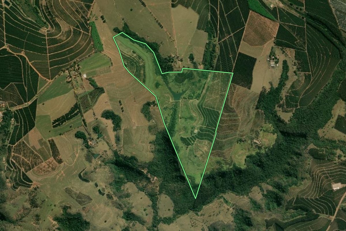 Imagem de satélite do imóvel rural em Garça (SP), com o contorno declarado no CAR desenhado por cima.