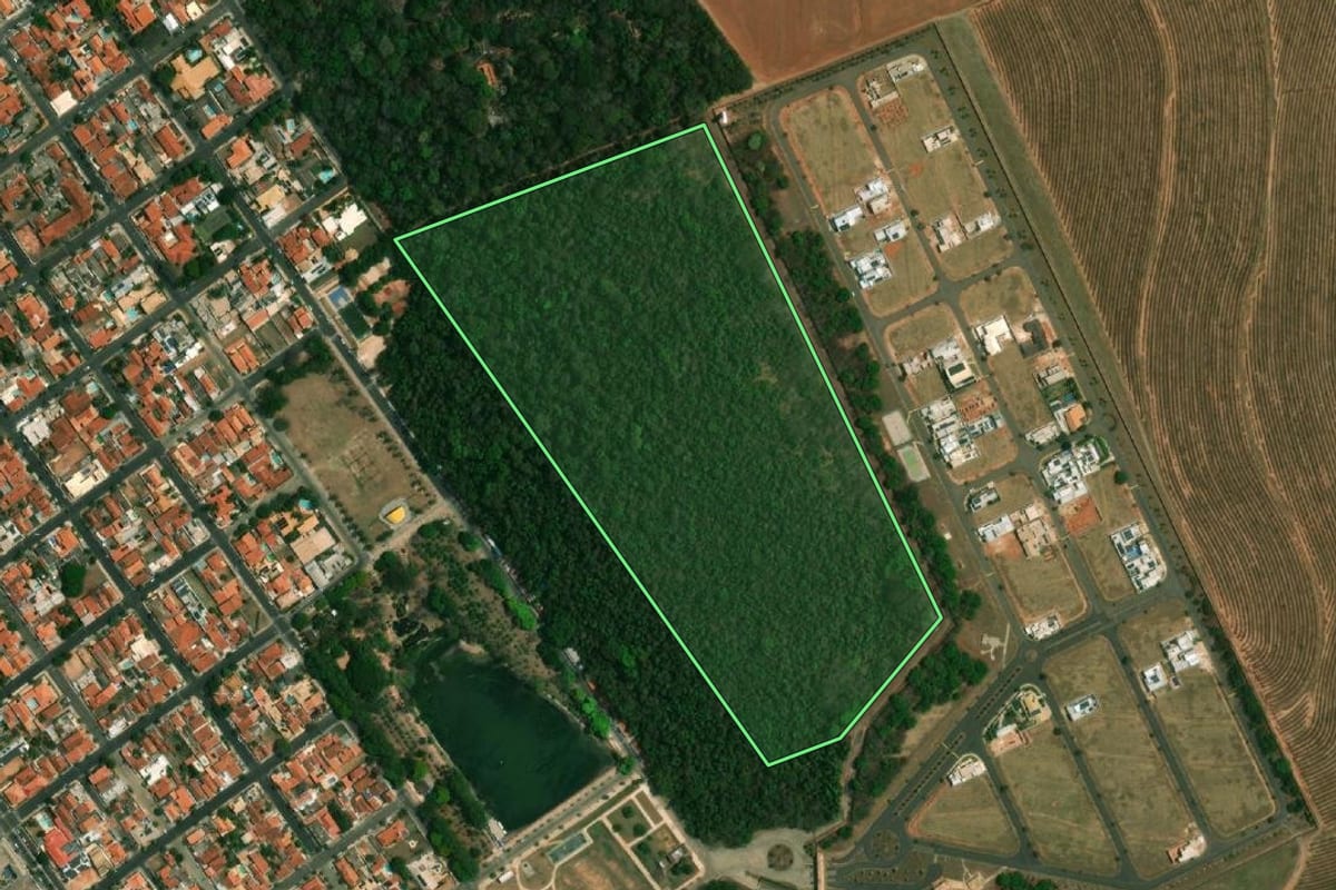 Imagem de satélite do imóvel rural em Garça (SP), com o contorno declarado no CAR desenhado por cima.