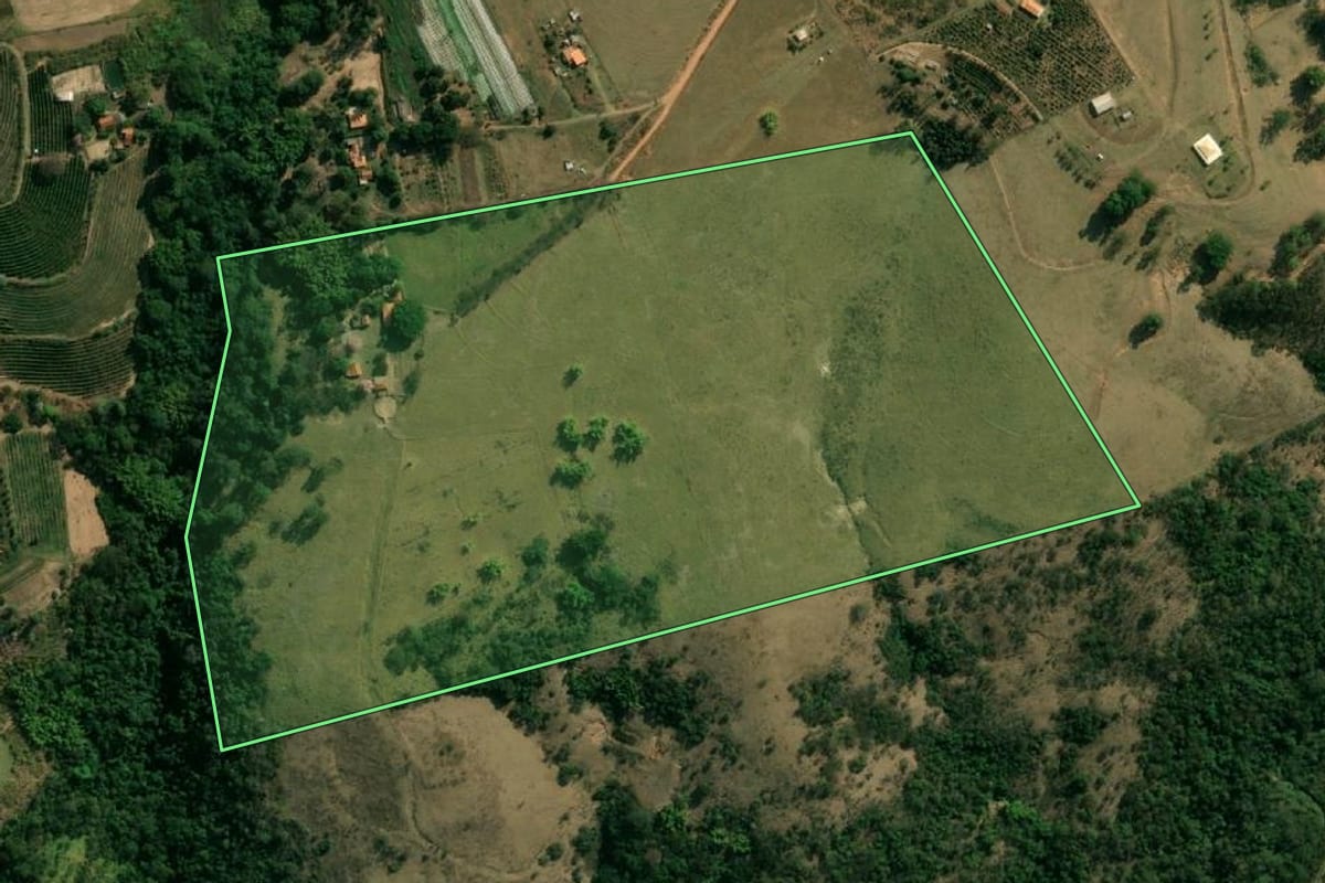 Imagem de satélite do imóvel rural em Garça (SP), com o contorno declarado no CAR desenhado por cima.