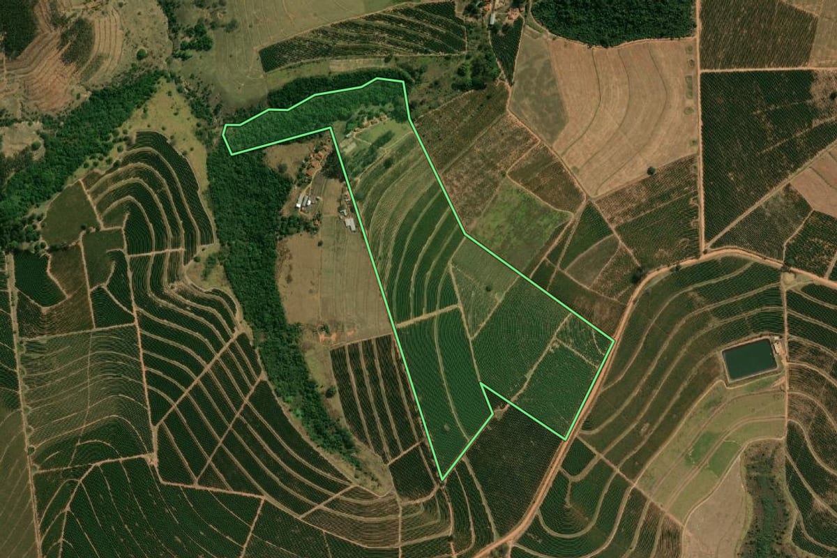 Imagem de satélite do imóvel rural em Garça (SP), com o contorno declarado no CAR desenhado por cima.