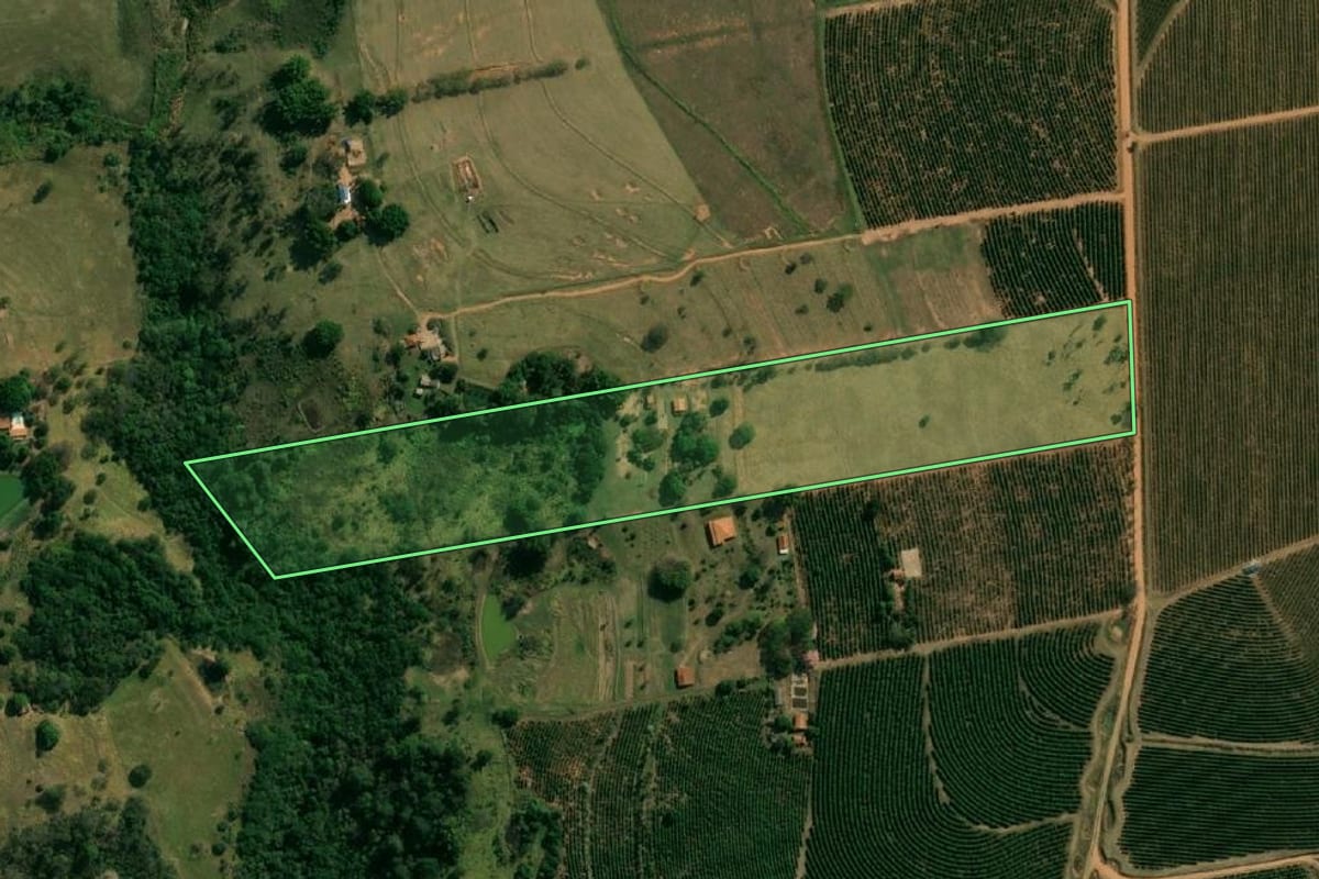 Imagem de satélite do imóvel rural em Garça (SP), com o contorno declarado no CAR desenhado por cima.