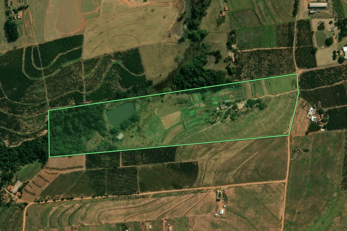 Imagem de satélite do imóvel rural em Garça (SP), com o contorno declarado no CAR desenhado por cima.