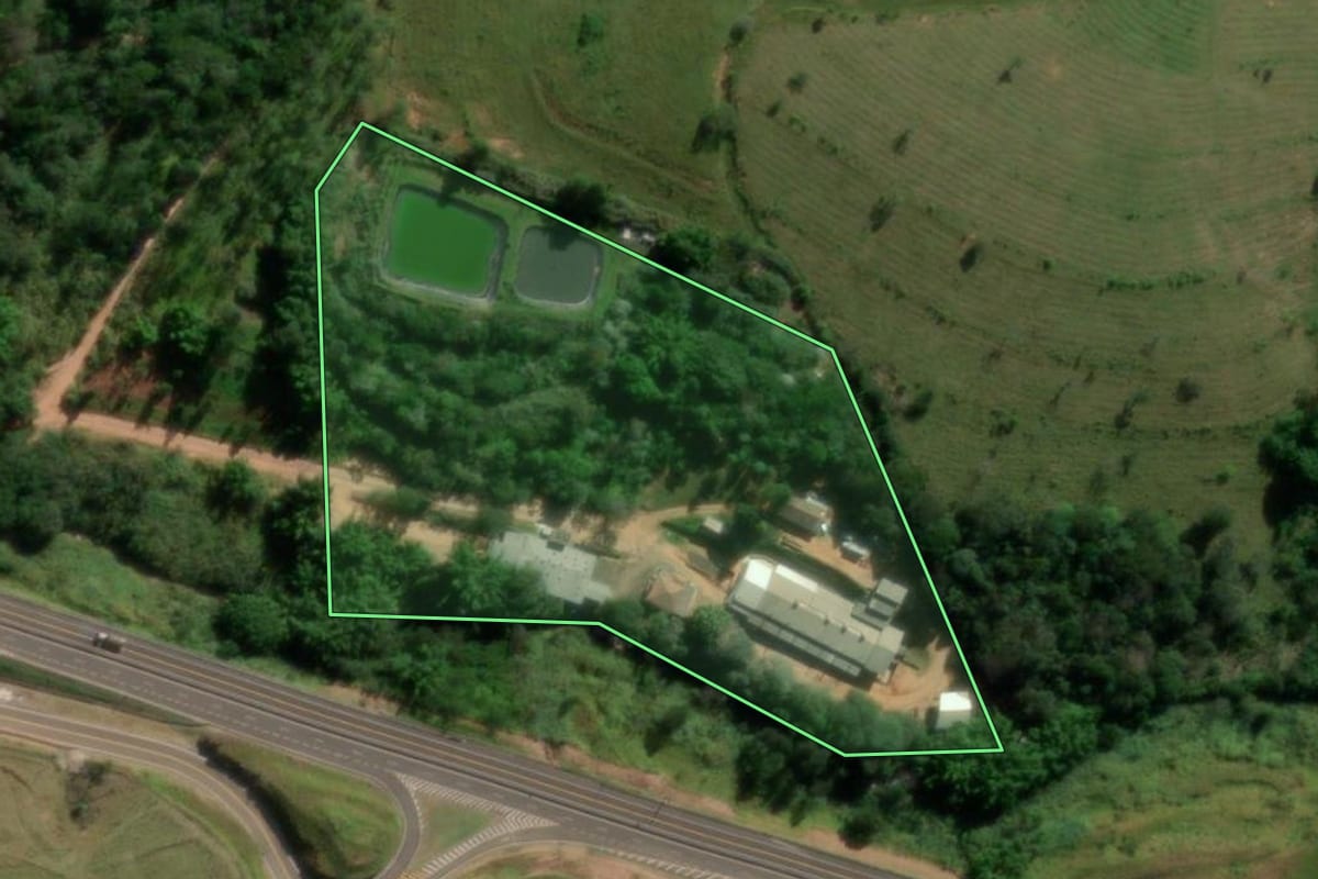Imagem de satélite do imóvel rural em Garça (SP), com o contorno declarado no CAR desenhado por cima.