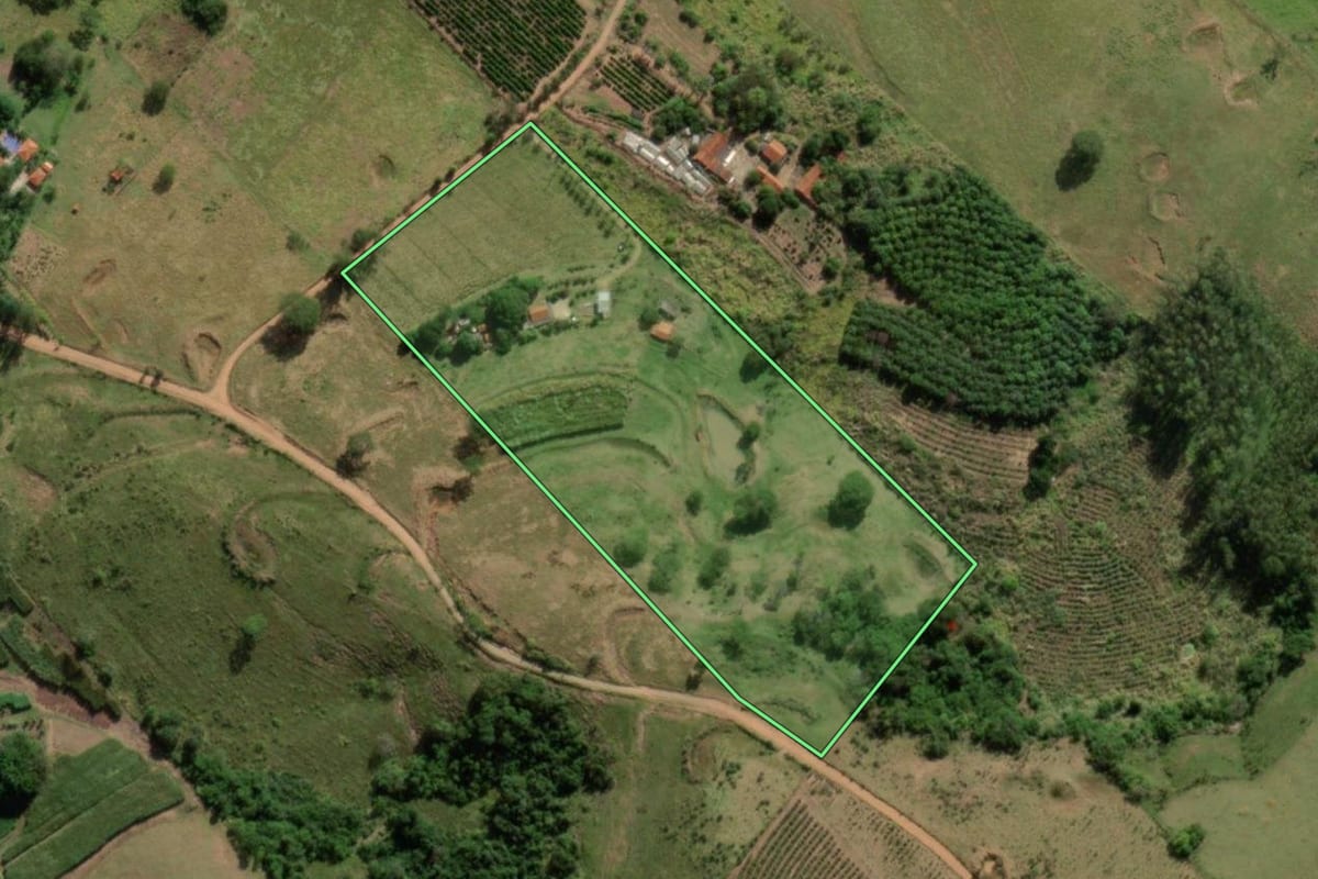 Imagem de satélite do imóvel rural em Garça (SP), com o contorno declarado no CAR desenhado por cima.