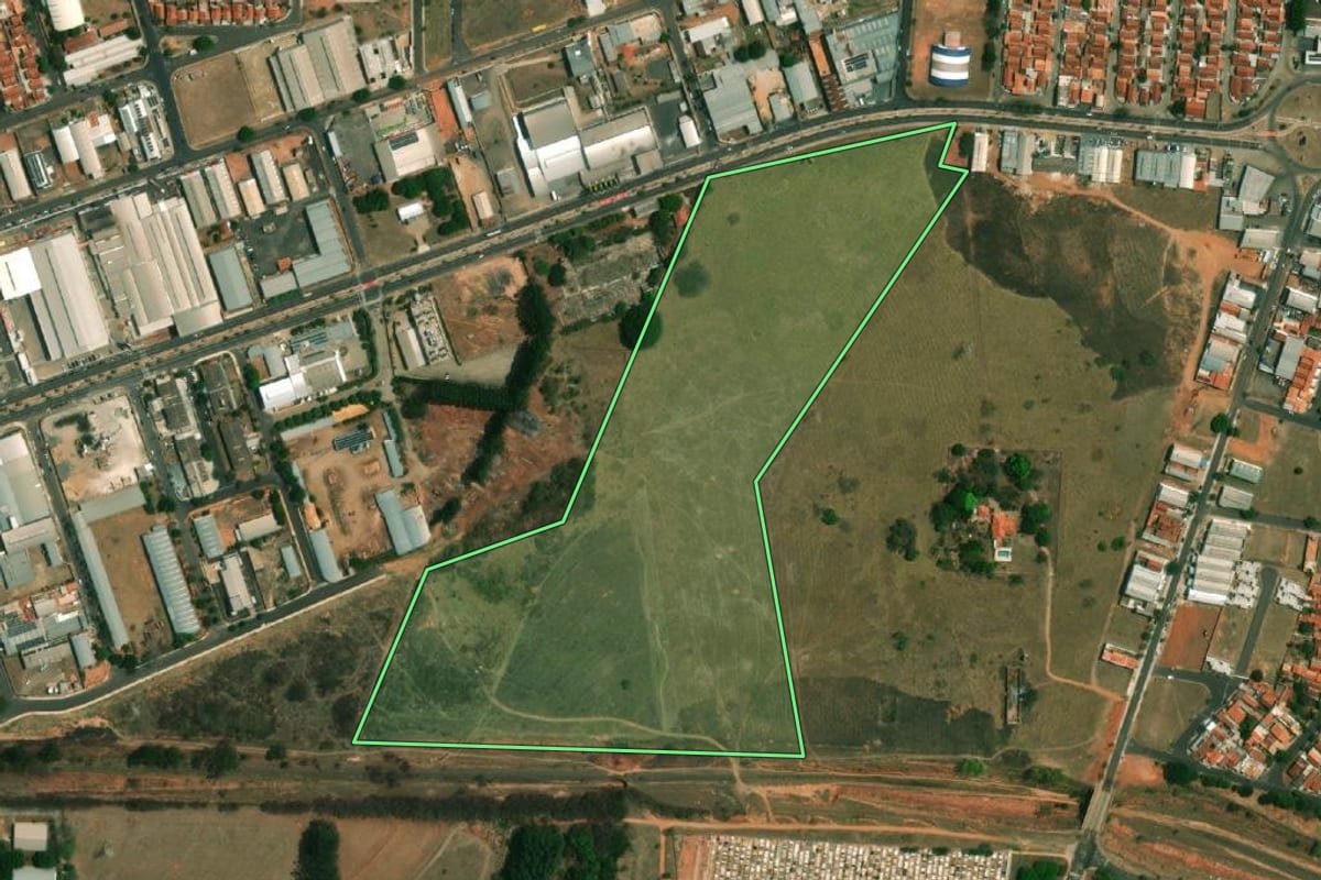 Imagem de satélite do imóvel rural em Garça (SP), com o contorno declarado no CAR desenhado por cima.
