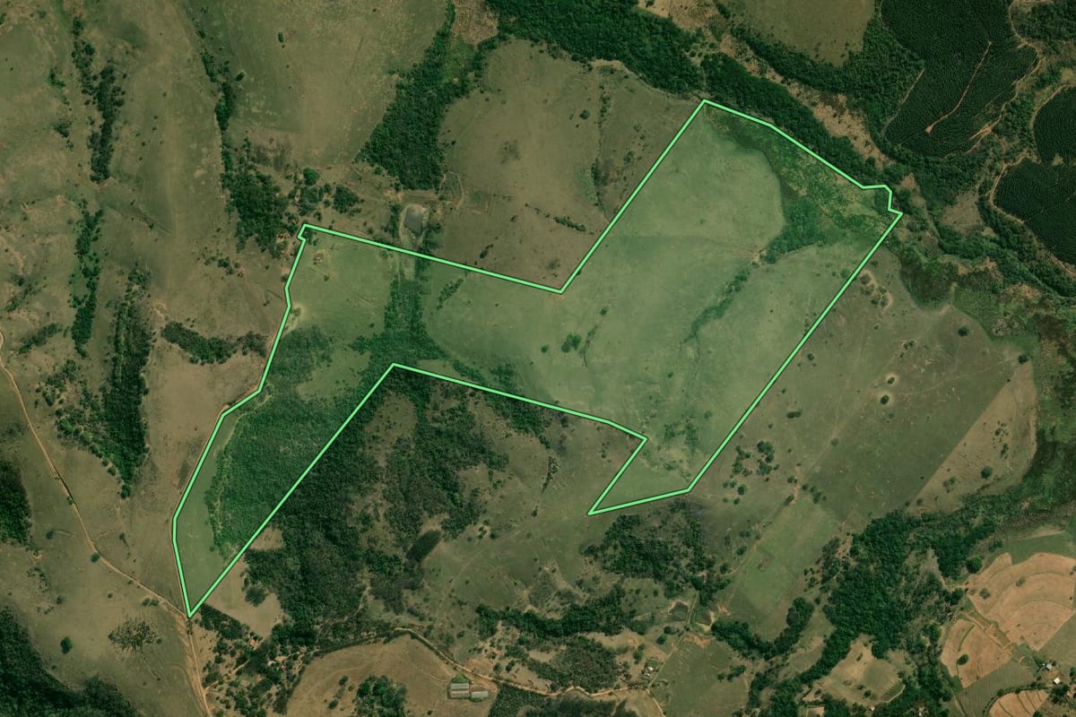 Imagem de satélite do imóvel rural em Garça (SP), com o contorno declarado no CAR desenhado por cima.
