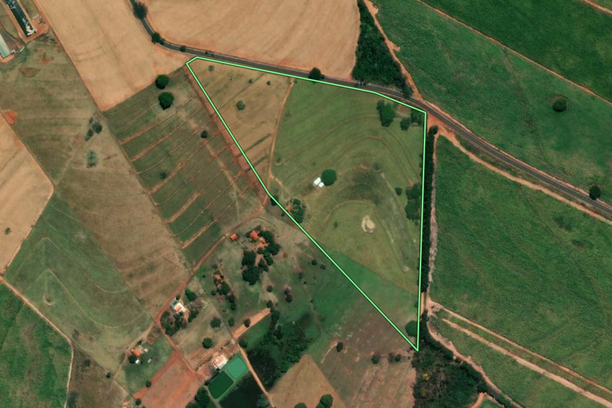 Imagem de satélite do imóvel rural em Gastão Vidigal (SP), com o contorno declarado no CAR desenhado por cima.