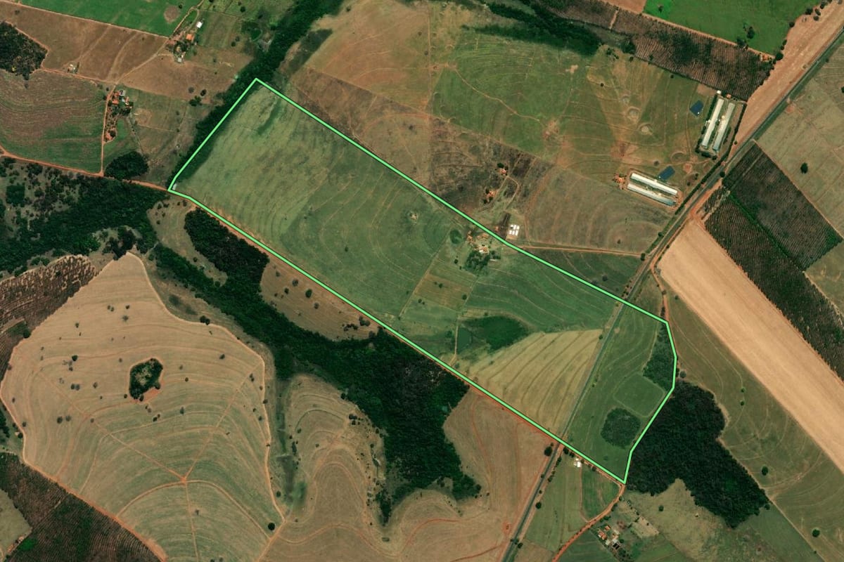 Imagem de satélite do imóvel rural em Gastão Vidigal (SP), com o contorno declarado no CAR desenhado por cima.