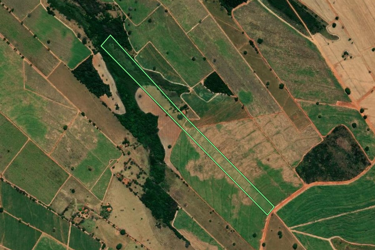 Imagem de satélite do imóvel rural em Gastão Vidigal (SP), com o contorno declarado no CAR desenhado por cima.