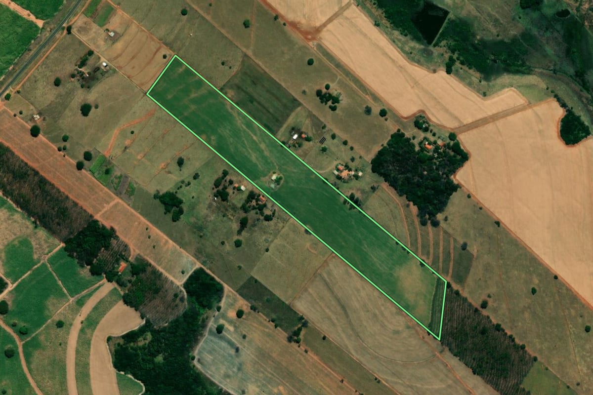 Imagem de satélite do imóvel rural em Gastão Vidigal (SP), com o contorno declarado no CAR desenhado por cima.