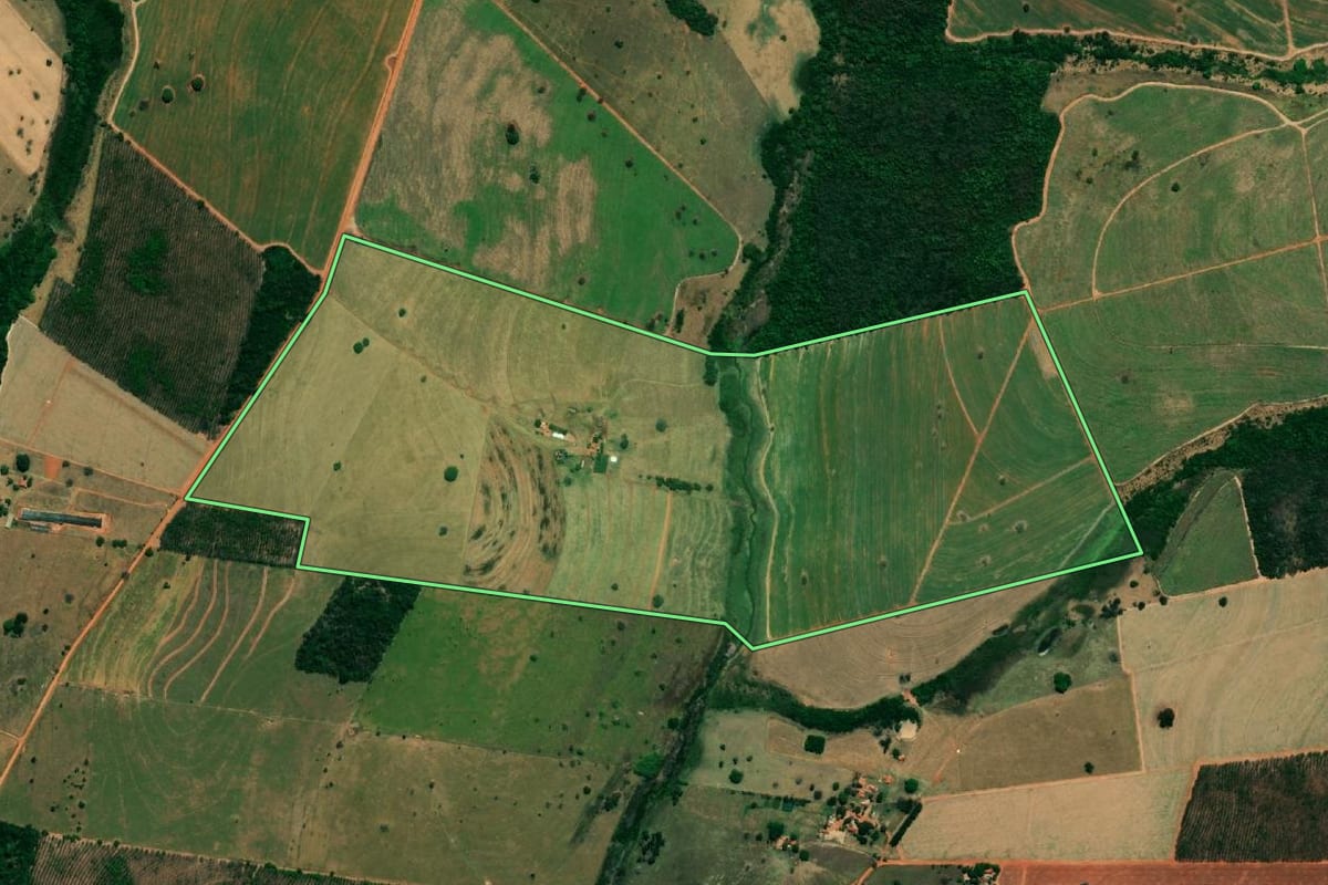 Imagem de satélite do imóvel rural em Gastão Vidigal (SP), com o contorno declarado no CAR desenhado por cima.