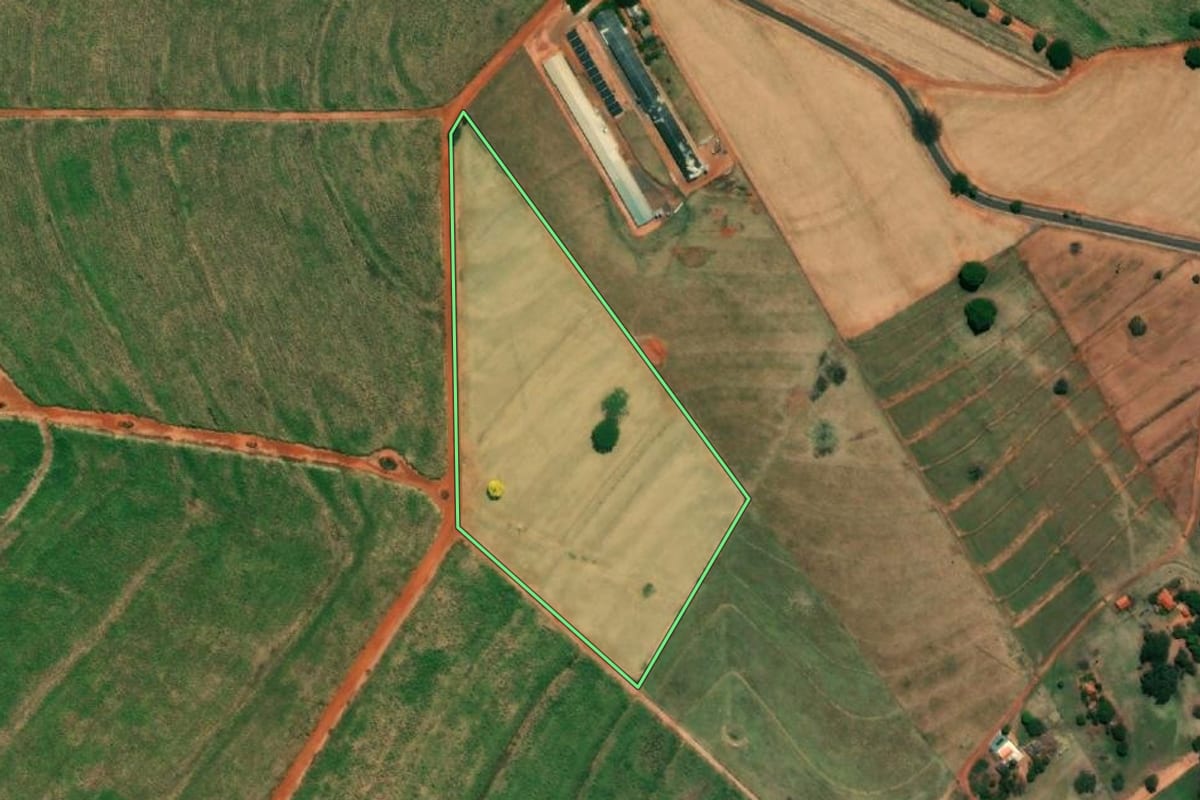 Imagem de satélite do imóvel rural em Gastão Vidigal (SP), com o contorno declarado no CAR desenhado por cima.