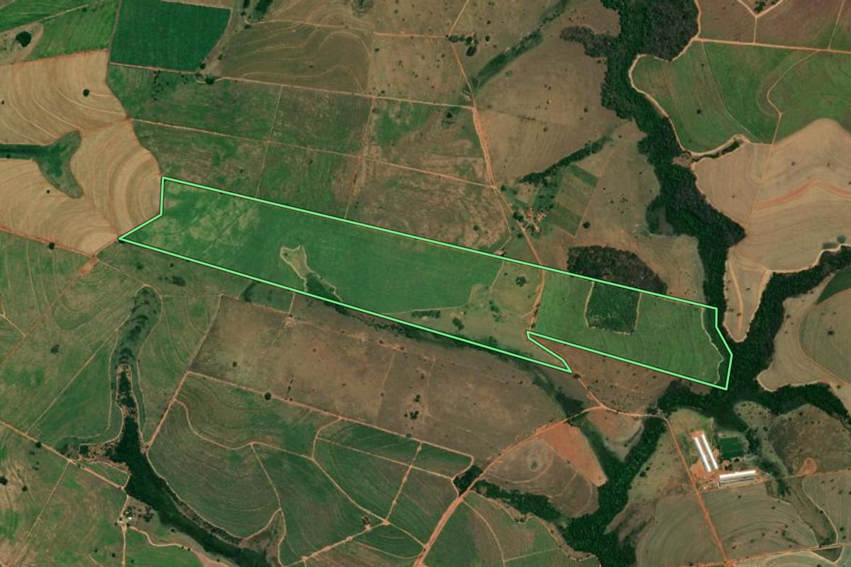 Imagem de satélite do imóvel rural em Gastão Vidigal (SP), com o contorno declarado no CAR desenhado por cima.