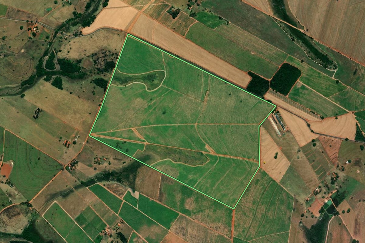 Imagem de satélite do imóvel rural em Gastão Vidigal (SP), com o contorno declarado no CAR desenhado por cima.
