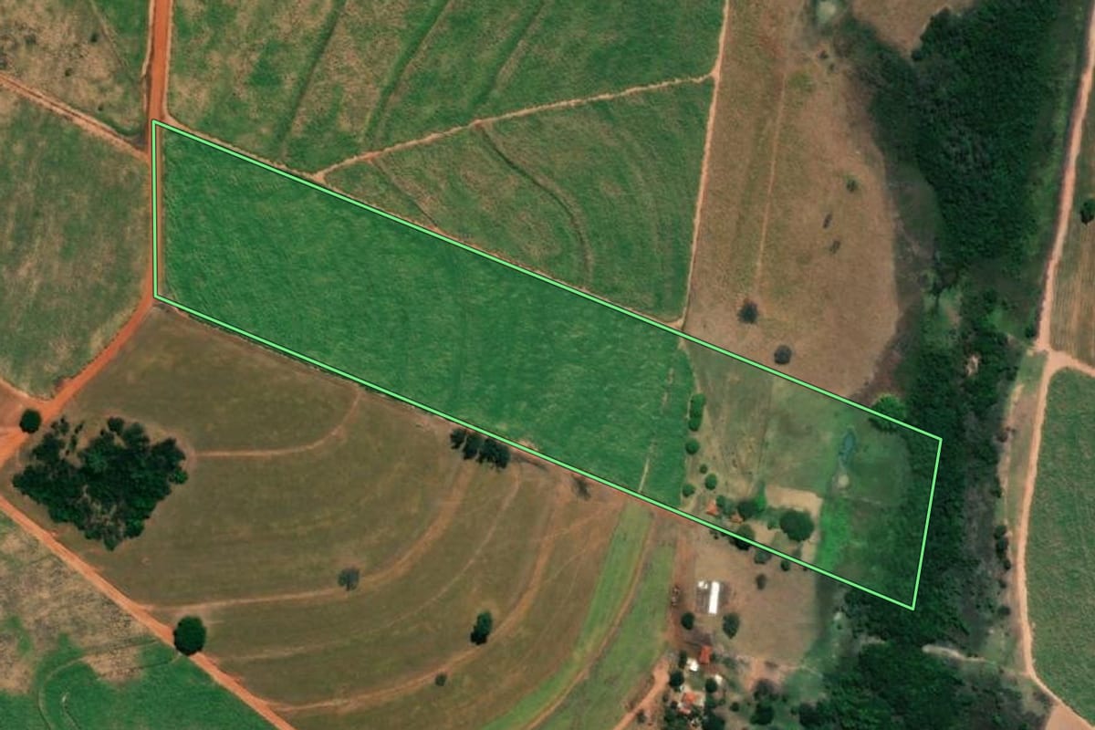 Imagem de satélite do imóvel rural em Gastão Vidigal (SP), com o contorno declarado no CAR desenhado por cima.