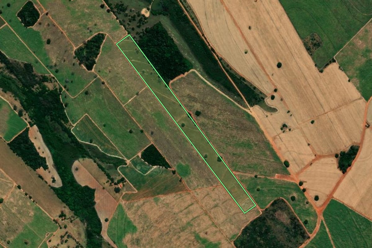 Imagem de satélite do imóvel rural em Gastão Vidigal (SP), com o contorno declarado no CAR desenhado por cima.