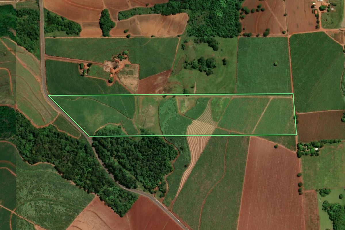 Imagem de satélite do imóvel rural em Gavião Peixoto (SP), com o contorno declarado no CAR desenhado por cima.