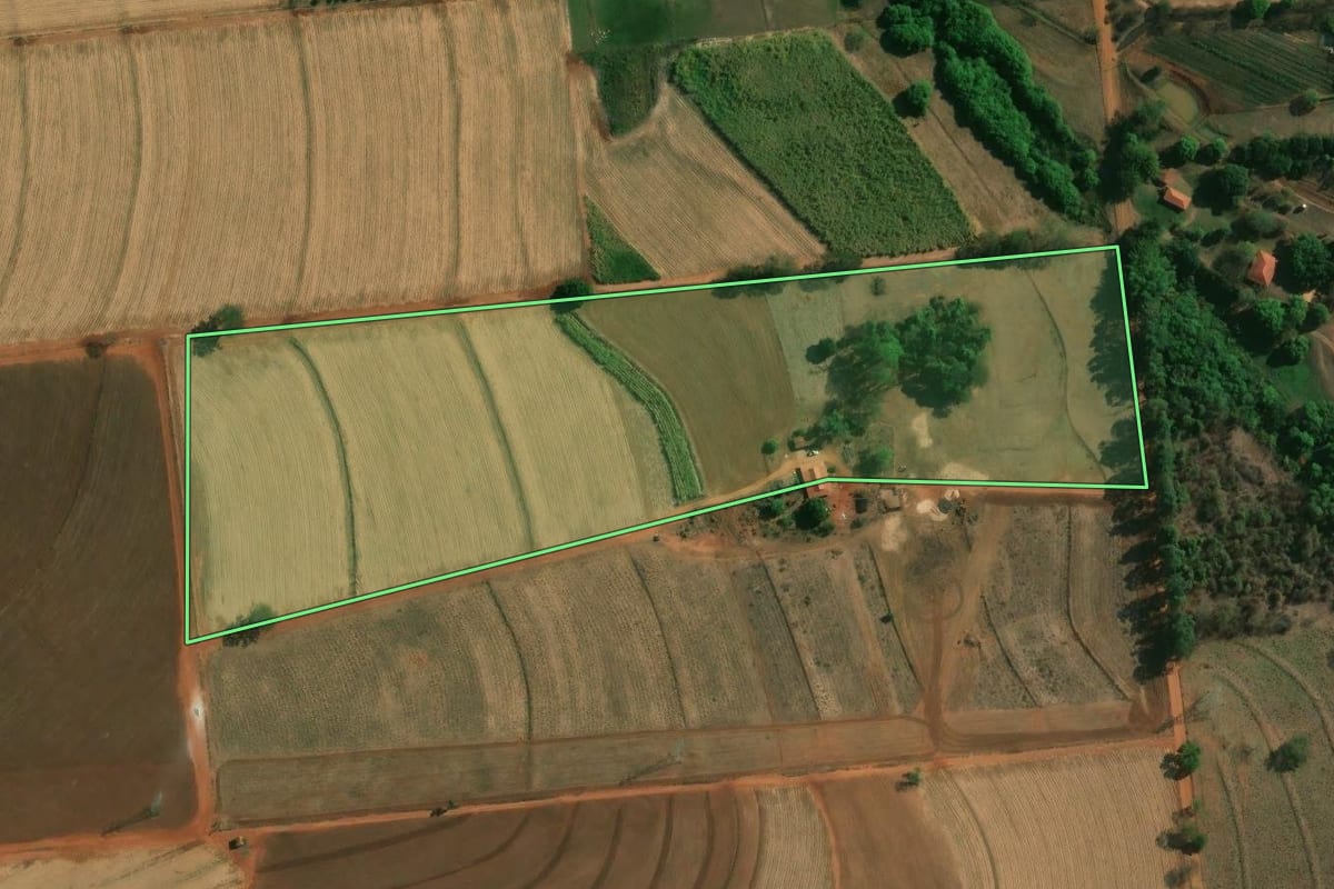 Imagem de satélite do imóvel rural em Gavião Peixoto (SP), com o contorno declarado no CAR desenhado por cima.
