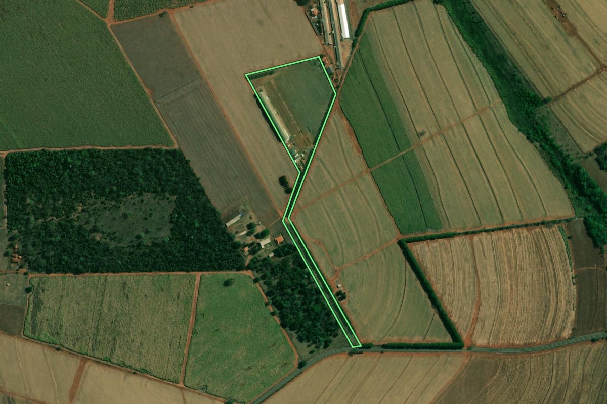 Imagem de satélite do imóvel rural em Gavião Peixoto (SP), com o contorno declarado no CAR desenhado por cima.