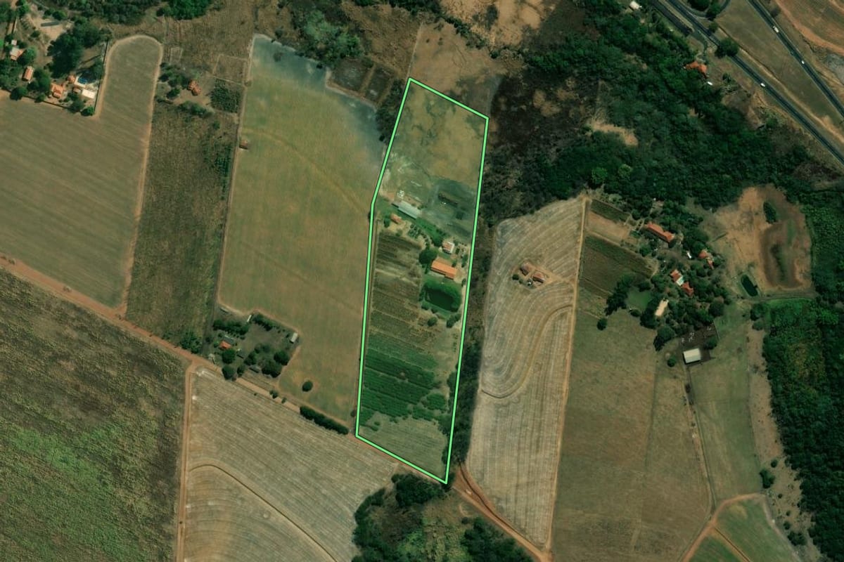 Imagem de satélite do imóvel rural em Gavião Peixoto (SP), com o contorno declarado no CAR desenhado por cima.