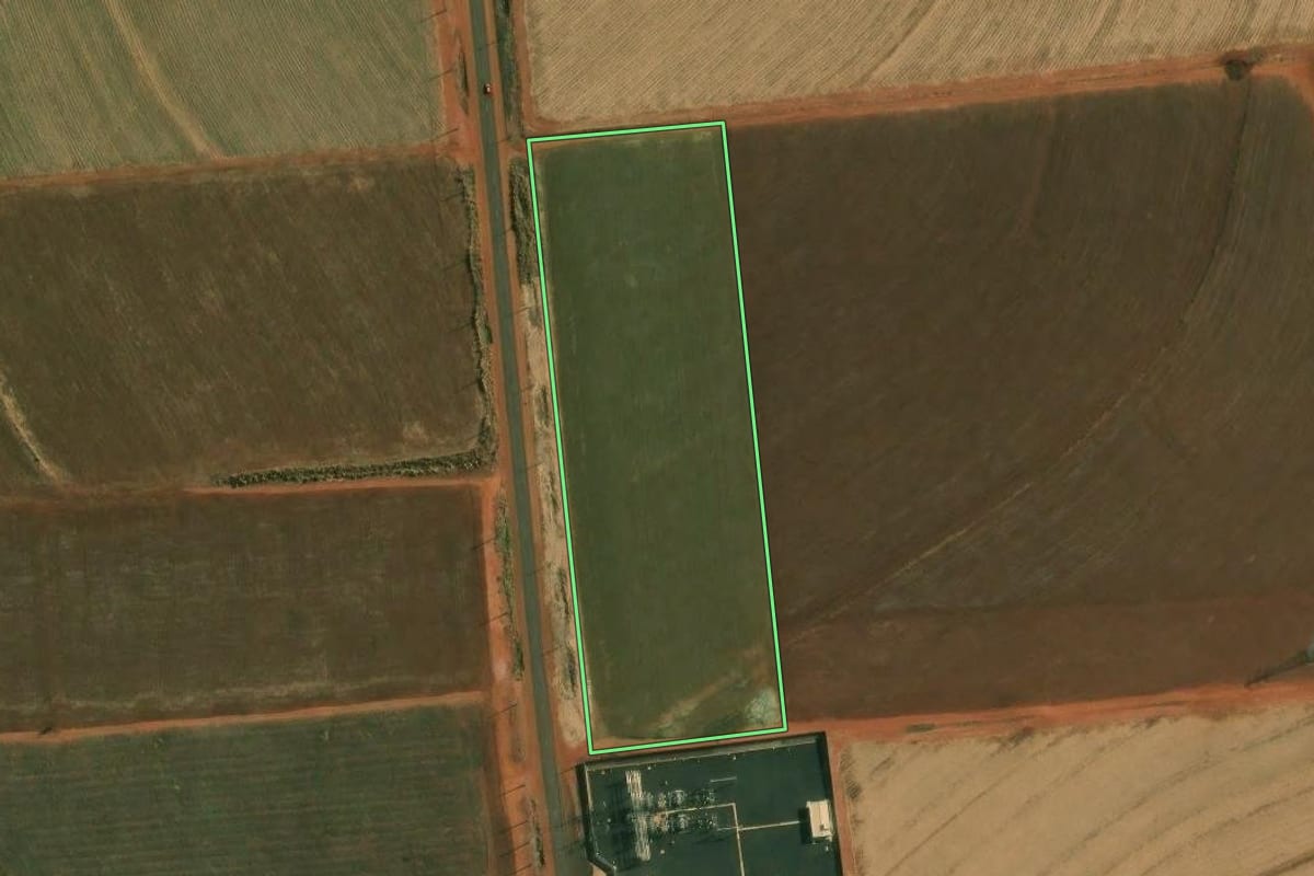 Imagem de satélite do imóvel rural em Gavião Peixoto (SP), com o contorno declarado no CAR desenhado por cima.