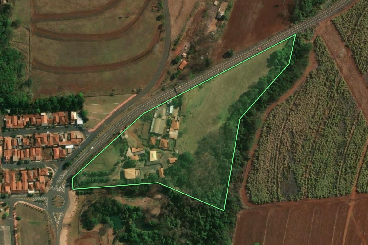 Imagem de satélite do imóvel rural em Gavião Peixoto (SP), com o contorno declarado no CAR desenhado por cima.