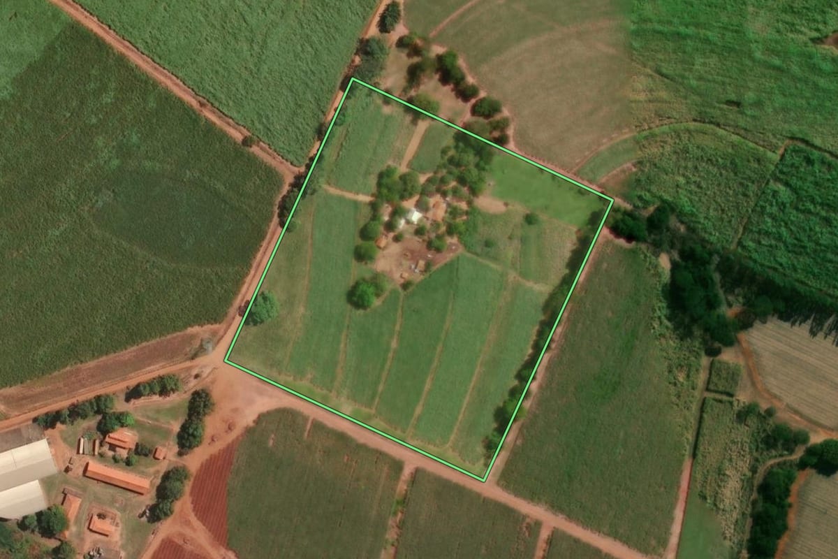 Imagem de satélite do imóvel rural em Gavião Peixoto (SP), com o contorno declarado no CAR desenhado por cima.