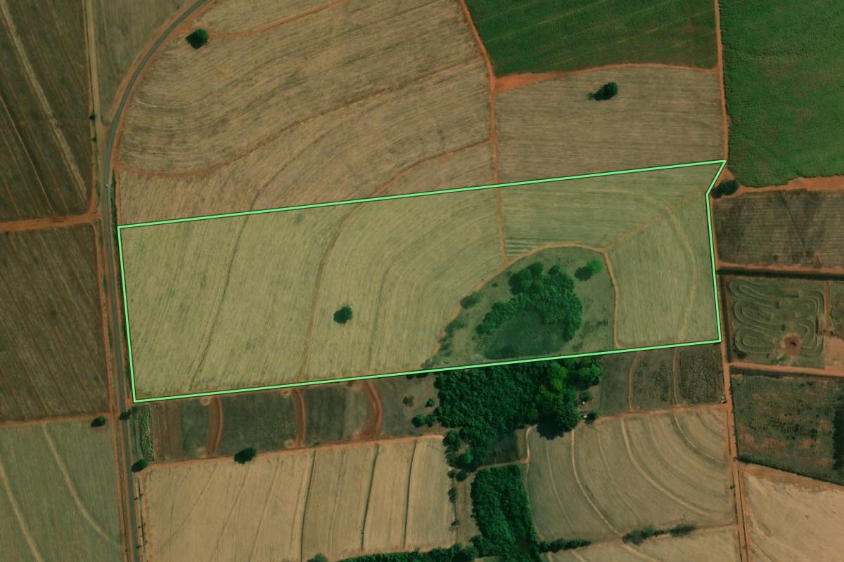 Imagem de satélite do imóvel rural em Gavião Peixoto (SP), com o contorno declarado no CAR desenhado por cima.
