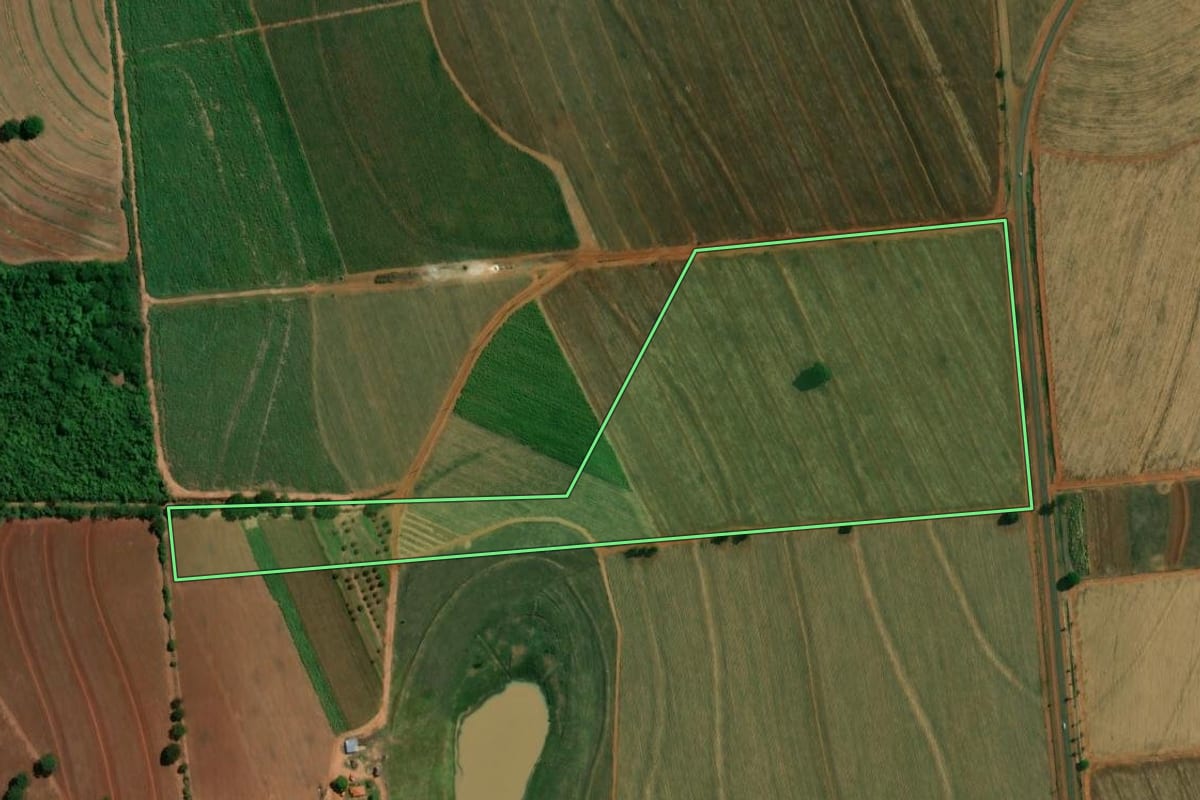 Imagem de satélite do imóvel rural em Gavião Peixoto (SP), com o contorno declarado no CAR desenhado por cima.