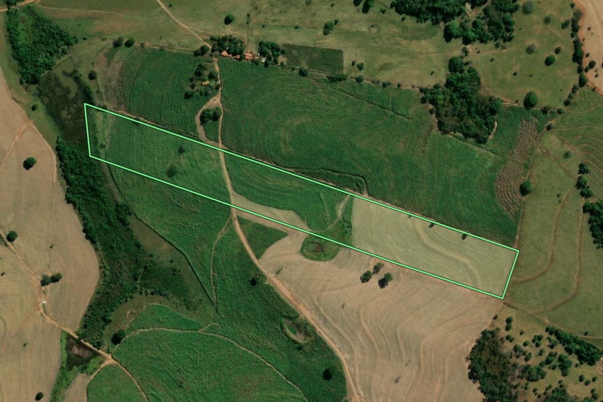 Imagem de satélite do imóvel rural em General Salgado (SP), com o contorno declarado no CAR desenhado por cima.