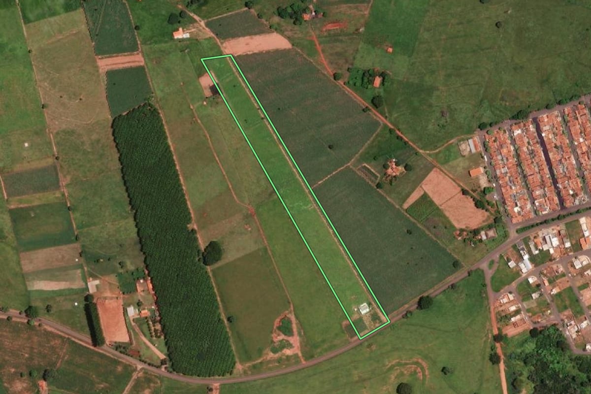 Imagem de satélite do imóvel rural em General Salgado (SP), com o contorno declarado no CAR desenhado por cima.