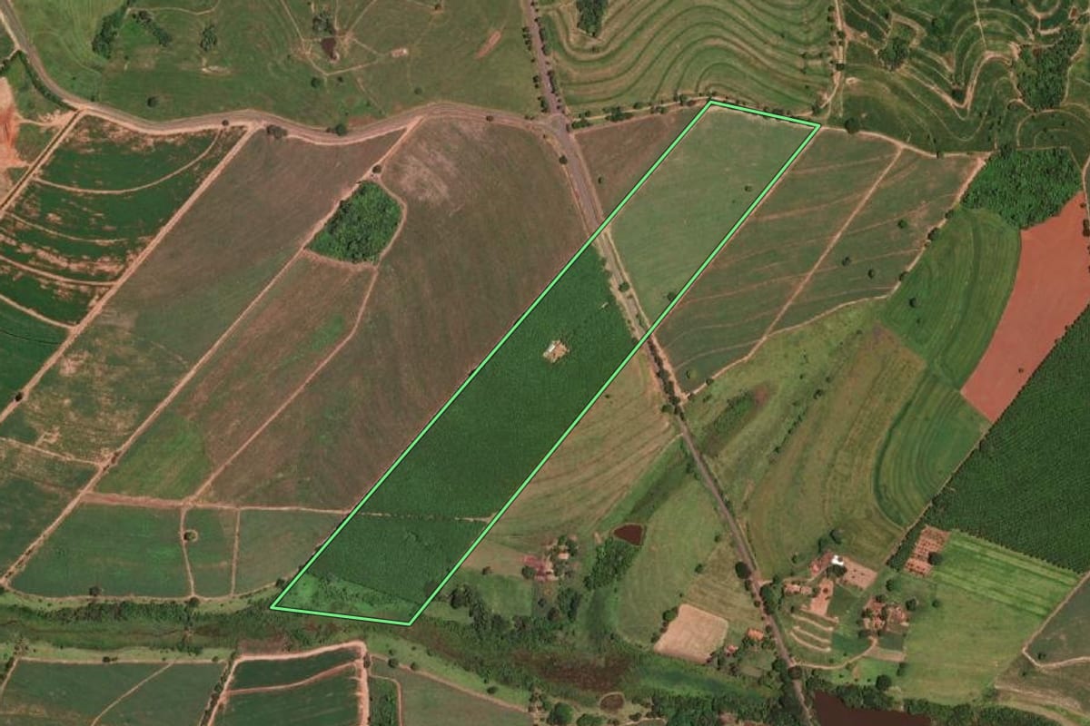 Imagem de satélite do imóvel rural em General Salgado (SP), com o contorno declarado no CAR desenhado por cima.