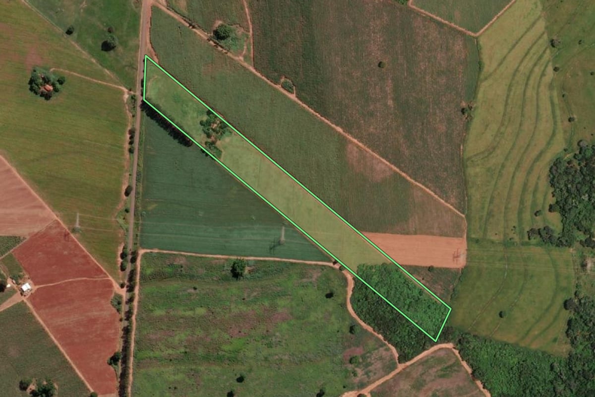Imagem de satélite do imóvel rural em General Salgado (SP), com o contorno declarado no CAR desenhado por cima.