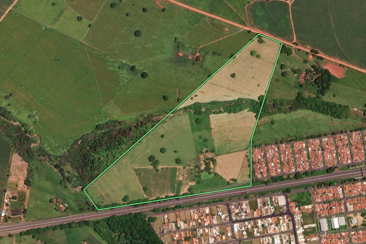 Imagem de satélite do imóvel rural em General Salgado (SP), com o contorno declarado no CAR desenhado por cima.