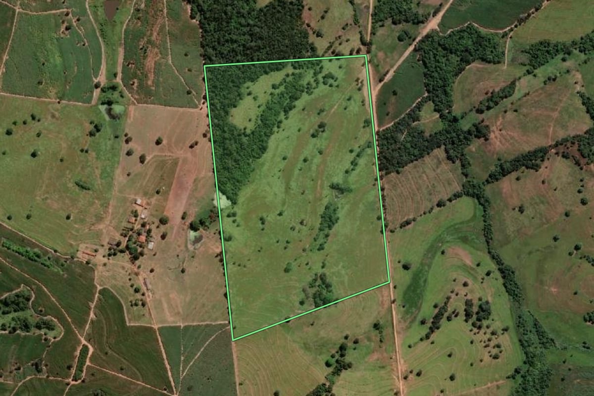 Imagem de satélite do imóvel rural em General Salgado (SP), com o contorno declarado no CAR desenhado por cima.