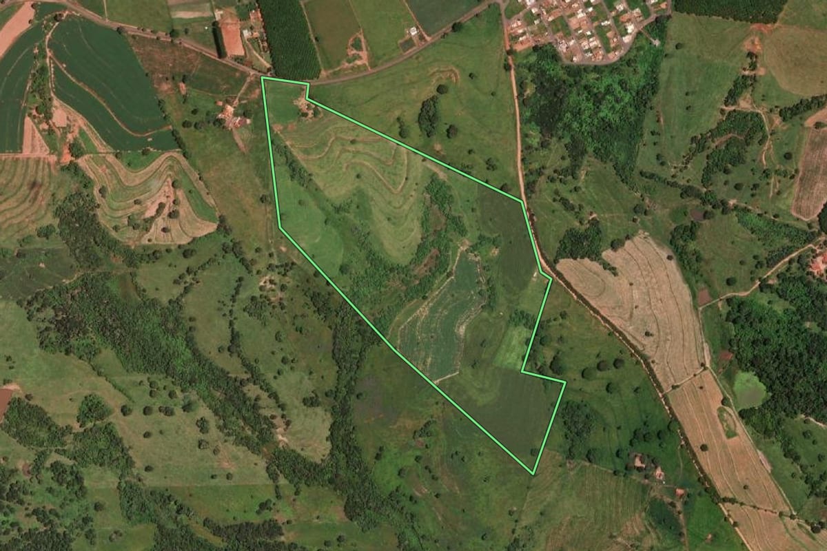 Imagem de satélite do imóvel rural em General Salgado (SP), com o contorno declarado no CAR desenhado por cima.